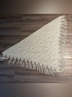 Rochelle California Vintage Crochet Daisy Floral Shawl